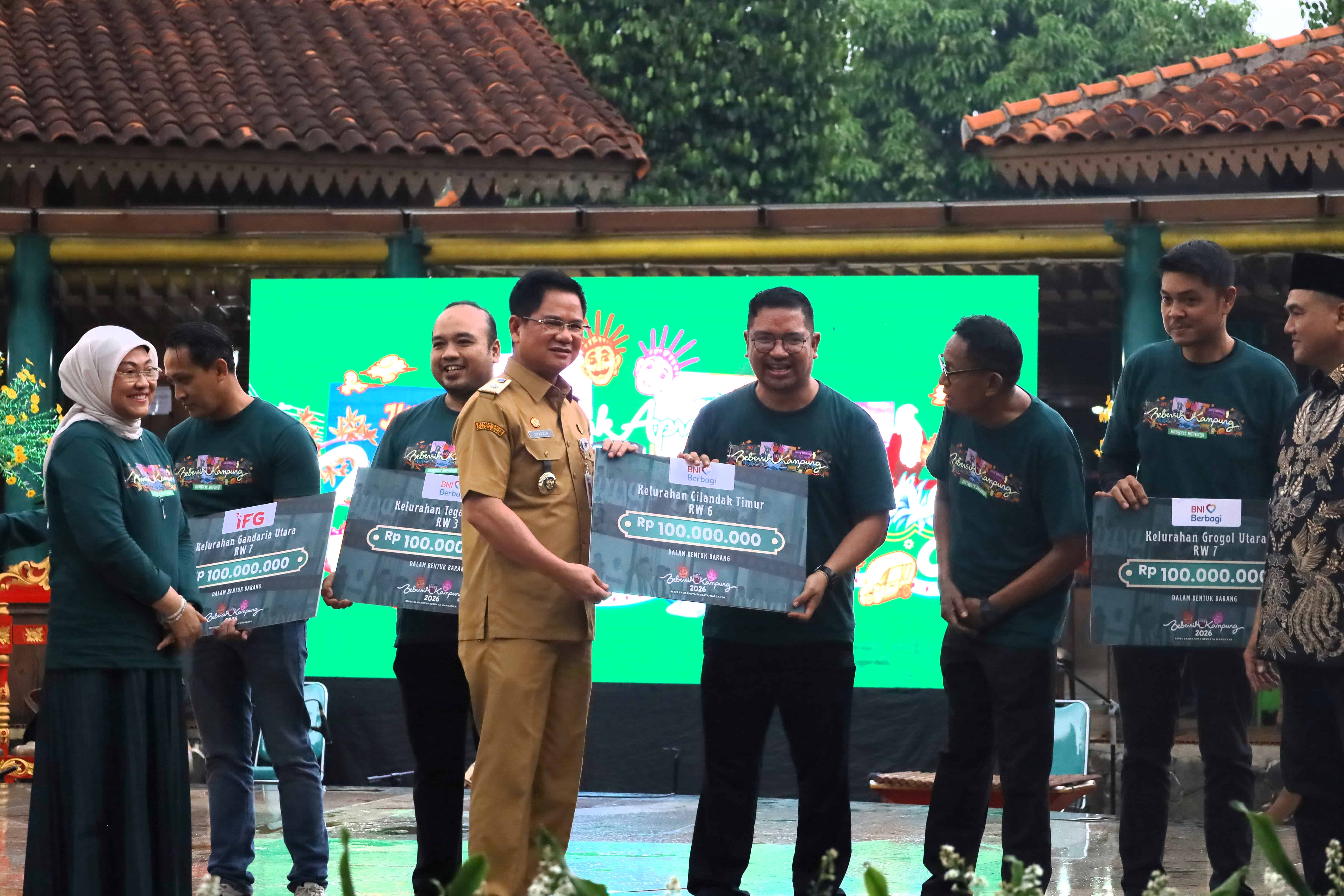 Kolaborasi AKSI IPDN dan RW 06 antar Cilandak Timur Raih Penghargaan Bebersih Kampung 2026